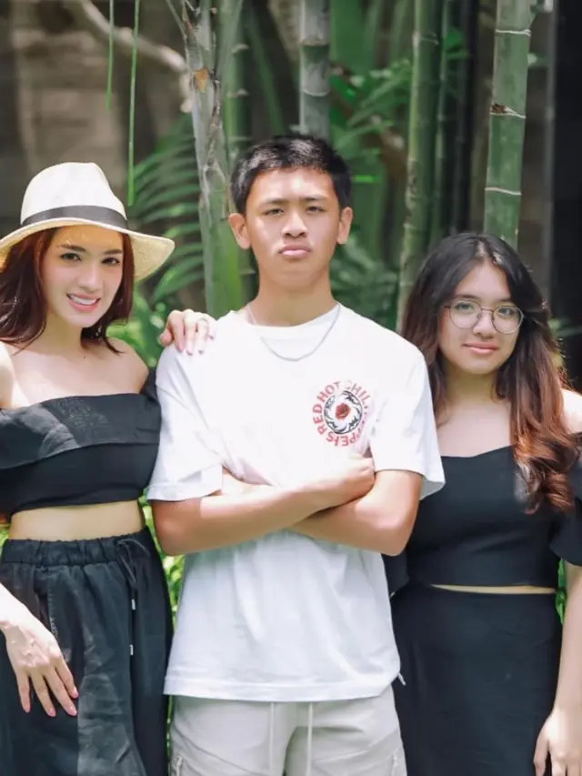 Angel Karamoy bersama dua anaknya, Junio dan Lovely (Instagram/@realangelkaramoy)