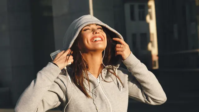 Beauty Hacks agar Rambut Bebas Lepek Saat Sering Beraktivitas Naik Motor