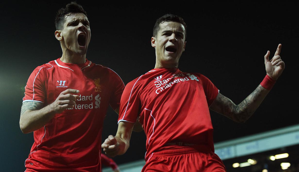 Gelandang Liverpool, Philippe Coutinho, merayakan gol yang dicetaknya ke gawang Blackburn pada laga Piala FA di Stadion Ewood Park, Blackburn, Rabu (8/4/2015). Sepanjang karier di Liverpool, Coutinho mencetak 54 gol. (AFP/Paul Ellis)