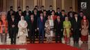 Presiden Joko Widodo dan Wakil Presiden Jusuf Kalla serta para pimpinan tinggi lembaga negara berfoto bersama sebelum menghadiri pembukaan Sidang Tahunan MPR Tahun 2019 di Kompleks Parlemen, Senayan, Jakarta, Jumat (16/8/2019). (Liputan6.com/ Johan Tallo)