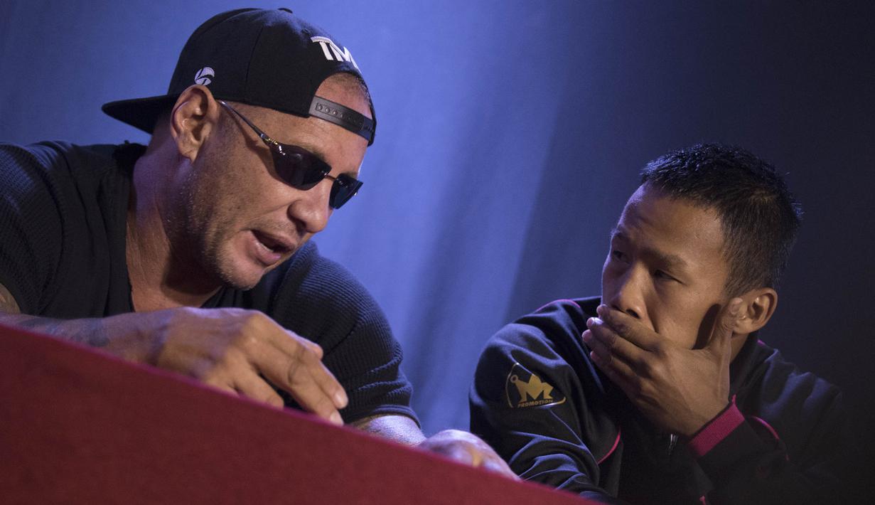 Cino panggilan akrab Daud Yordan berdiskusi dengan pelatihnya Craig Christian sebelum melakukan timbang badan. (Bola.com/Vitalis Yogi Trisna)