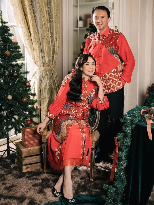 Dress tersebut dipadukan dengan mules heels hitam buckle silver. Rambut hitamnya diikat setengah bergaya wave dengan riasan wajah fresh mengaplikasikan blush on orange dan lipstik merah.  [@withvaniova]