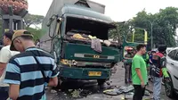 Sebuah truk kontainer berjalan melawan arah dan menabrak banyak pengguna jalan di kawasan Jalan Hasyim Asyari, Kota Tangerang. (Istimewa)