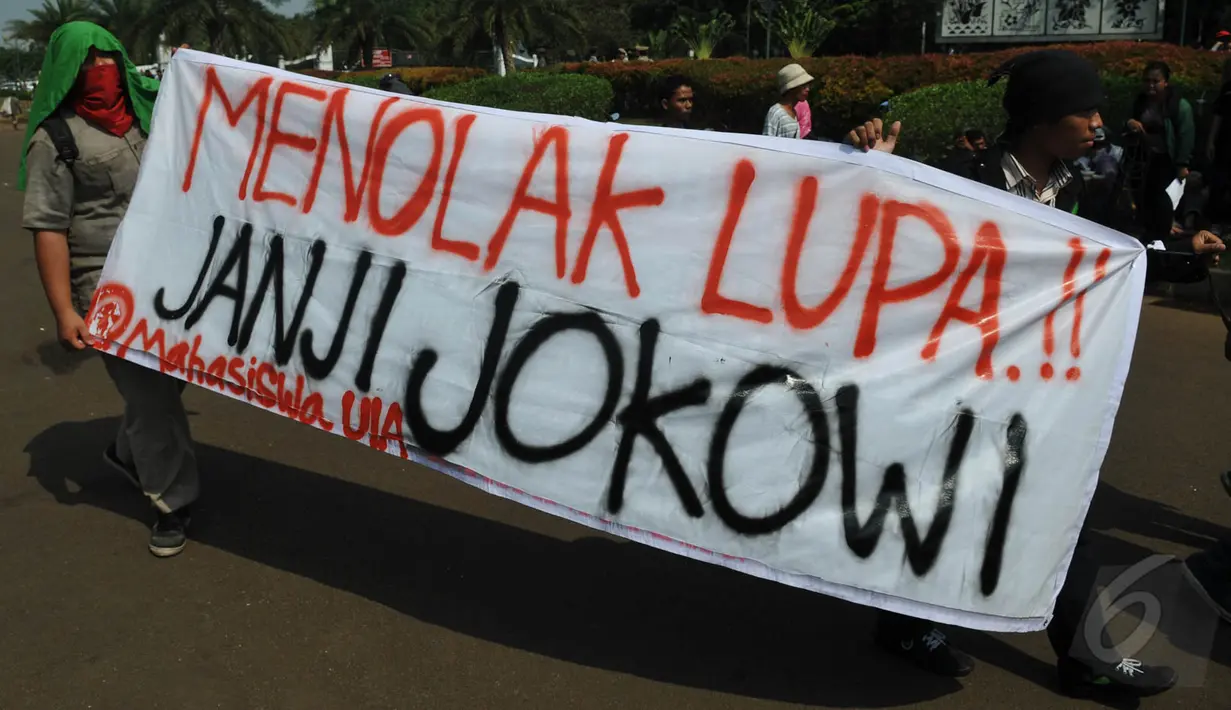 Sebuah spanduk menolak Jokowi dibentangkan saat aksi hari Kebangkitan Nasional di depan Istana Presiden, Jakarta, Rabu (20/5/2015). Ribuan mahasiswa menuntut agar Jokowi - JK segera turun. (Liputan6.com/Johan Tallo)