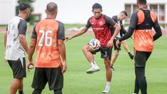 Pemain Persija Jakarta, Rizky Ridho melakukan latihan resmi menjelang laga BRI Super League 2025/2026 melawan Persijap Jepara di Stadion Madya, Senayan, Jakarta, Jumat (02/01/2026). (Bola.com/Abdul Aziz)