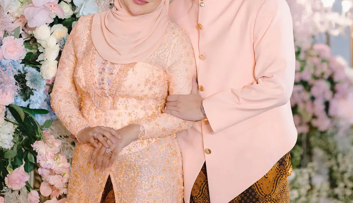 Jika Aurel selama ini favorit dengan warna ungu, untuk tema kebaya tedak sinten Ameena memakai nuansa salem dengan material lace dan tebaran payet yang cantik (Foto: Instagram @aurelie.hermansyah)