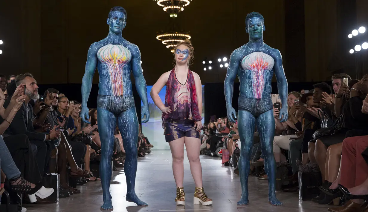 Aksi Madeline Stuart, model Australia dengan down syndrome saat memamerkan koleksi Hendrik Vermeulen untuk Musim Panas dan Semi 2016 di acara peragaan busana New York Fashion Week, Minggu (13/9/2015). (REUTERS/Andrew Kelly)