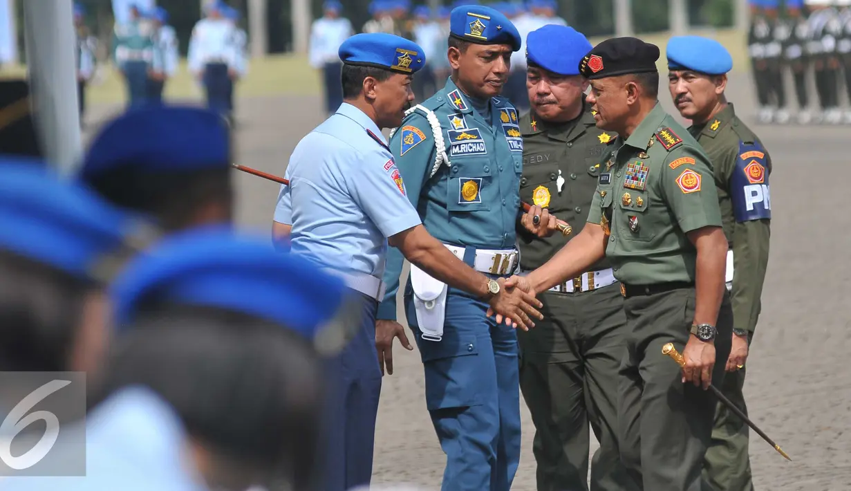 Panglima TNI Jenderal Gatot Nurmantyo bersalaman usai memimpin apel gelar operasi penegak ketertiban (Ops Gaktib) di Jakarta, Kamis (14/1). 1.244 prajurit mengikuti Operasi Yustisi dengan sandi Citra Wira Dharma 2016. (Liputan6.com/Gempur M Surya)