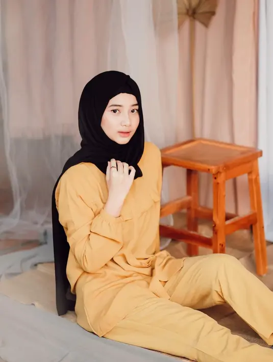 Perempuan kelahiran 2002 ini memang sangat pintar memadu padankan warna pakaian dengan hijab yang ia pakai. Hijab hitam terlihat pas denga pakaian Ansellma Putri yang berwarna kuning jeruk. Dengan perpaduan 
yang pas, Ansell semakin terlihat memesona.(Liputan6.com/IG/@ansellmaputri)