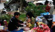 Tenaga medis dari Dinas Kesehatan Kabupaten Karawang melakukan pemeriksaan kesehatan seorang anak pengungsi korban gempa bumi di desa Mangunkerta, kecamatan Cugenang, Cianjur, Jawa Barat, Rabu (23/11/2022). Hari ketiga pasca gempa magnitudo 5,6 mengguncang Cianjur, sejumlah bantuan dari berbagai kota di Pulau Jawa mulai berdatangan.
(merdeka.com/Arie Basuki)