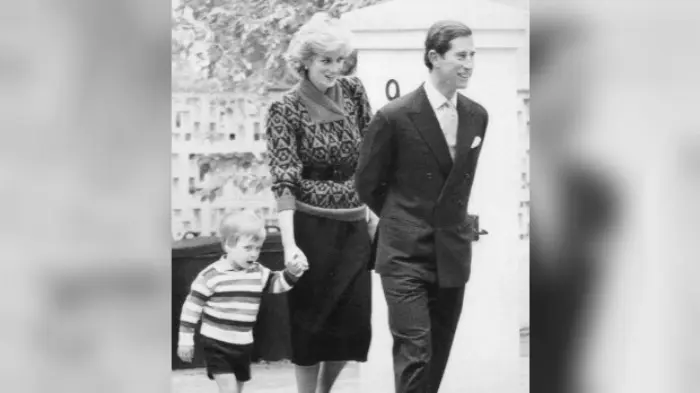 Pangeran William yang berusia 3 tahun, ditemani Pangeran Charles dan Putri Diana ketika anak sulungnya akan memulai pendidikan pra-sekolah di sebuah taman kanak-kanak swasta (AP)