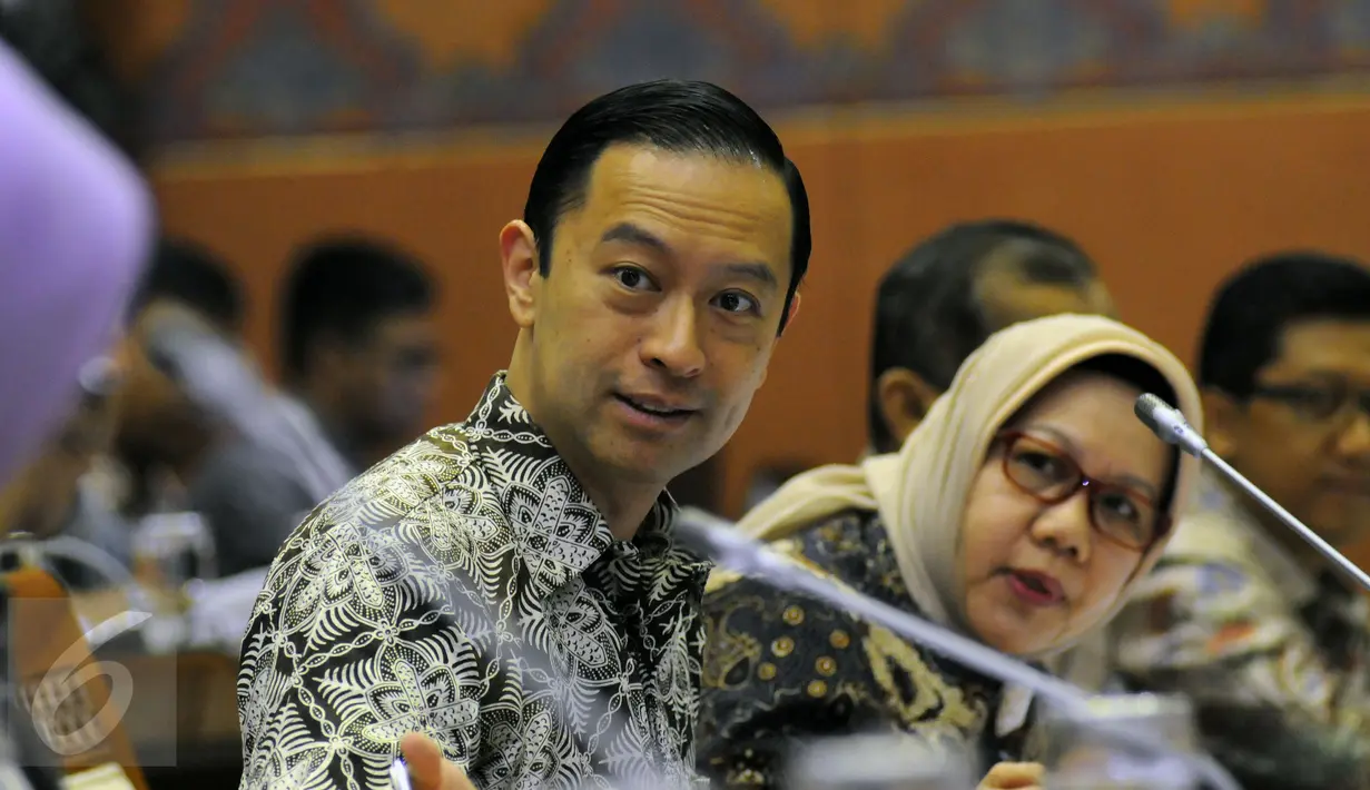 Mendag, Thomas Trikasih Lembong (tengah) menyimak pendapat saat rapat dengar pendapat dengan Komisi VI DPR RI di Kompleks Parlemen, Jakarta, Kamis (26/11/2015). RDP membahas perdagangan gula rafinasi. (Liputan6.com/Helmi Fithriansyah)