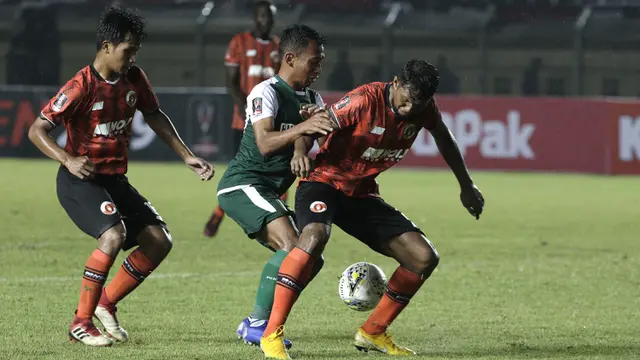 Gelandang Persebaya Surabaya, Irfan Jaya, berusaha merebut bola saat melawan Perseru Serui pada laga Piala Presiden 2019. (Bola.com/Yoppy Renato)