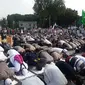 Polisi dan demonstran salat berjamaah di sela aksi demonstrasi (TMCPolda Metro)