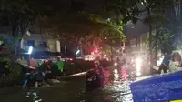 Hujan mengguyur Surabaya pada Selasa, 3 Maret 2020 sehingga terjadi banjir di sejumlah wilayah di Surabaya. (Foto: Liputan6.com/Dian Kurniawan)