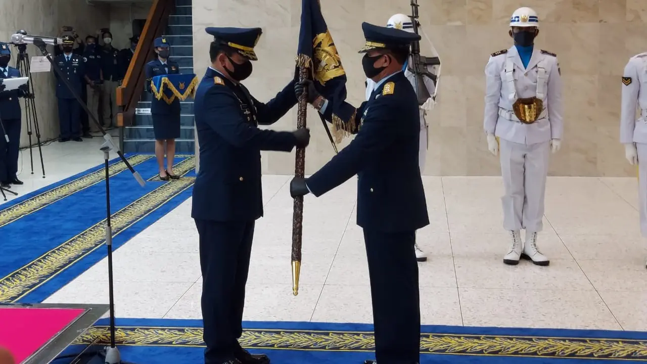 Upacara serah terima jabatan (sertijab) Kepala Staf Angkatan Udara (KSAU) dari Marsekal Yuyu Sutisna kepada Marsekal Fadjar Prasetyo. (dok TNI)