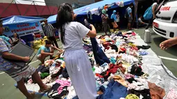Sejumlah anak pengungsi kebakaran mencari pakaian layak pakai di posko pengungsian di Kebon Melati, Tanah Abang, Jakarta, Jumat (6/3/2015). Kebakaran hebat pada Kamis (5/3) petang menyebabkan setidaknya 1.600 warga mengungsi. ( Liputan6.com/Faizal Fanani)