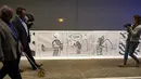 Komik strip yang digambar oleh mahasiswa seni dari kota Lyon dan Barcelona itu menceritakan tentang Lea dengan pena ajaibnya menjelajahi waktu dari Zaman Es ke tahun 10.000, Paris, Senin (23/5/2016). (AFP Photo/Jean Philippe)