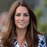 Meskipun dengan gaya yang simple, Kate Middleton masih terlihat anggun. (via pagesix.com)