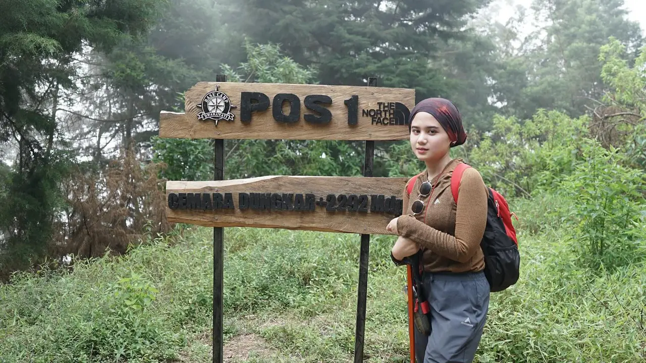 7 Potret Tissa Biani Rayakan Ulang Tahun di Puncak Gunung Prau, Seru Bareng Sahabat