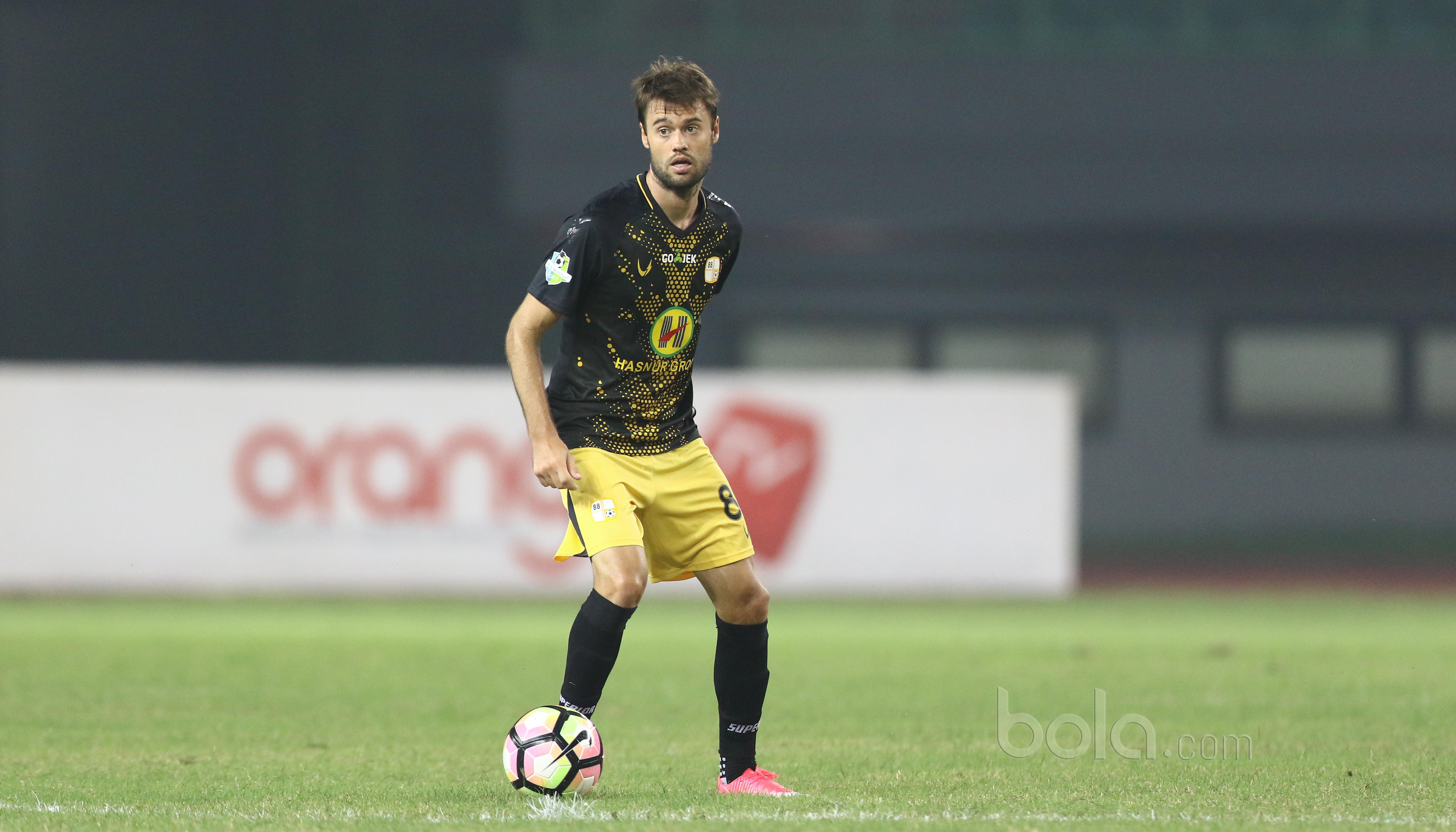 Pemain Barito Putra, Douglas Ricardo Packer saat melawan Bhayangkara FC pada laga Liga 1 2017 di Stadion Patriot, Bekasi, (4/7/2017). (Bola.com/Nicklas Hanoatubun)