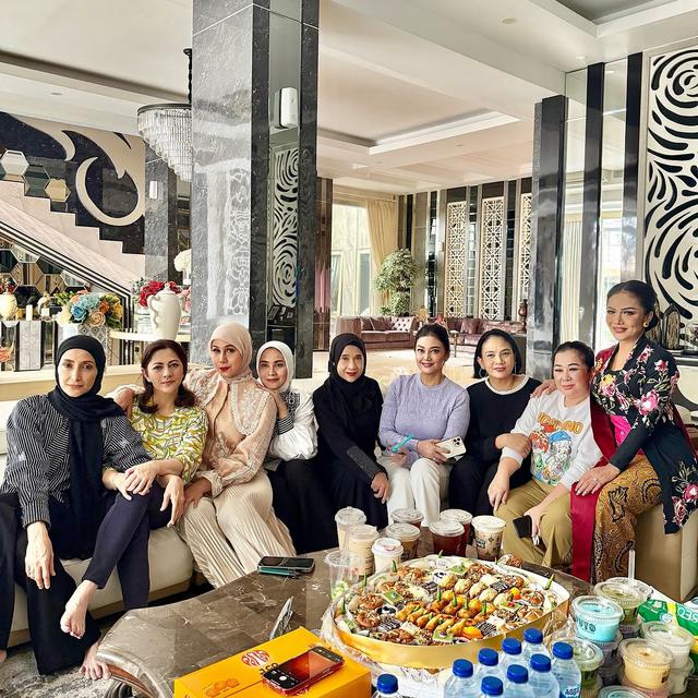 6 Potret Arisan Geng Artis 90an 'HotHits', Reuni Sekaligus Silaturahmi Jelang Ramadan