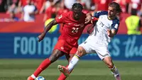 Pemain Kanada, Promise David (kiri), berduel dengan pemain Bosnia dan Herzegovina, Ivan Sunjic, dalam laga Piala Dunia 2026. (Cole Burston / AFP)