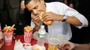 Bahkan Obama pun nggak kalah lahap saat makan fast food, guys! (usmagazine.com)