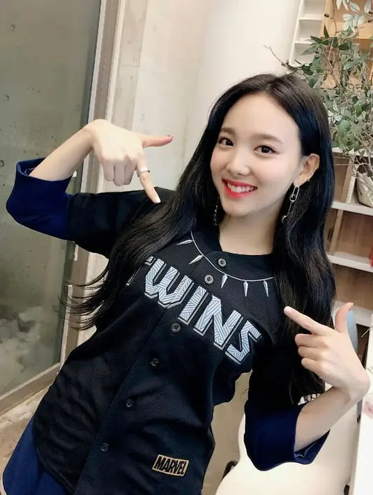 Idol kelahiran 22 September 1995 ini ternyata punya kebiasaan tidur yang aneh. Hal tersebut terungkap saat ia menghadiri program Ji Suk Jin's 2 O'Clock Date. (Foto: instagram.com/twicenayeon)