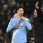 Manajer Manchester City, Pep Guardiola (kanan), berbicara dengan pemainnya, Tijjani Reijnders, saat laga Liga Inggris kontra Chelsea di Stadion Etihad, 4 Januari 2026. (Oli Scarff/AFP)