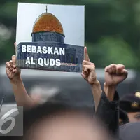 Sejumlah peserta aksi membentangkan poster saat aksi Peringatan Al-Quds Day 2016 di depan Kedubes AS, Jakarta, Jumat (1/7).  Dalam aksi tersebut mereka mendesak kemerdekaan untuk Palestina. (Liputan6.com/Faizal Fanani)