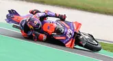 Pembalap Prima Pramac Racing, Jorge Martin mengalami kesialan saat menjalani latihan bebas MotoGP Austalia 2024, Jumat (18/10/2024). (AFP/Paul Crock)