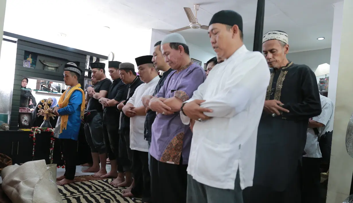 H. Muhammad Zainuri meninggal dunia dalam 78 tahun. Meninggalkan satu orang istri, enam orang anak dan 17 orang cucu. Hari ini juga, jenazah di kebumikan di TPU Pondok Kacang, Ciledug, Tangerang Selatan. (Adrian Putra/Bintang.com)