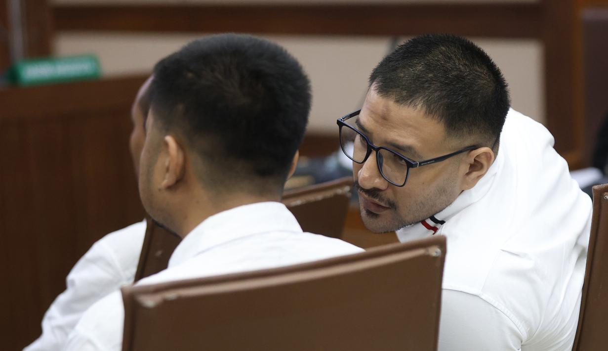 Di hadapan majelis hakim, Ammar mengaku menyesal karena mengetahui adanya peredaran narkoba di dalam rutan, namun memilih untuk tidak melaporkannya. Tampak dalam foto, terdakwa kasus dugaan peredaran narkotika di Rumah Tahanan (Rutan) Salemba, Ammar Zoni (kanan), saat menjalani sidang lanjutan di Pengadilan Negeri Jakarta Pusat (PN Jakpus), Jakarta, Kamis (8/1/2026). (Kapanlagi.com/Budy Santoso)