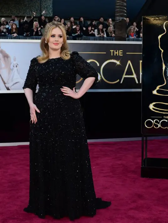 “Adele sama sekali tak mengeluarkan suara, bahkan saat ia ditanya oleh masyarakat yang tahu soal kondisi suaranya,” ujar seorang sumber. (AFP/FREDERIC J. BROWN)