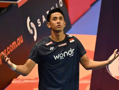 Reaksi tunggal putra Indonesia, Alwi Farhan, bereaksi saat tinjauan poin game melawan Dong Tian Yao (Tiongkok) di final turnamen bulu tangkis Australia Open 2026, Sydney, pada Minggu 14 Juni 2026. (Saeed KHAN/AFP)
