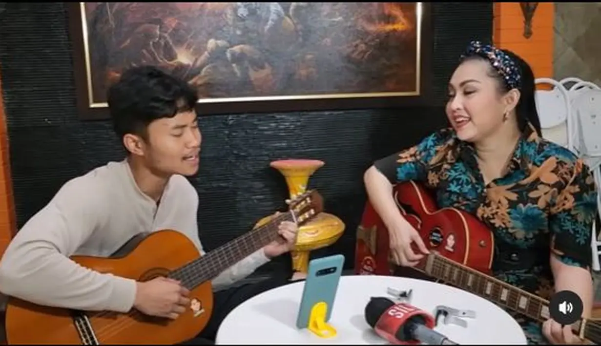 Ratna Listy mewariskan bakat bermusiknya kepada Eiki, begitu biasa disapa. Saat bersama, ibu dan anak ini asyik bermain gitar dan bernyanyi. (Foto: Instagram/@ratna_listy)