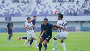 Gelandang Persita Tangerang, Eber Bessa melewati hadangan dari bek Persik Kediri, Muhammad Firly dalam laga lanjutan BRI Super League 2025/2026 di Indomilk Arena, Tangerang, MInggu (21/12/2025). (M. Iqbal Ichsan)