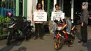 Aktivis Koalisi Pejalan Kaki (KPK) melakukan aksi didekat motor yang terparkir di trotoar kawasan Monas, Jakarta, Jumat (28/7). Aksi tersebut dilakukan untuk mengembalikan fungsi trotoar yang diperuntukkan pejalan kaki. (Liputan6.com/Immanuel Antonius)
