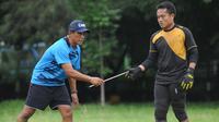 Ferdiansyah, kiper Persela saat mengikuti sesi latihan yang dipimpin pelatih penjaga gawang Arema FC, Yanuar ‘Begal’ Hermansyah. (Bola.com/Iwan Setiawan)