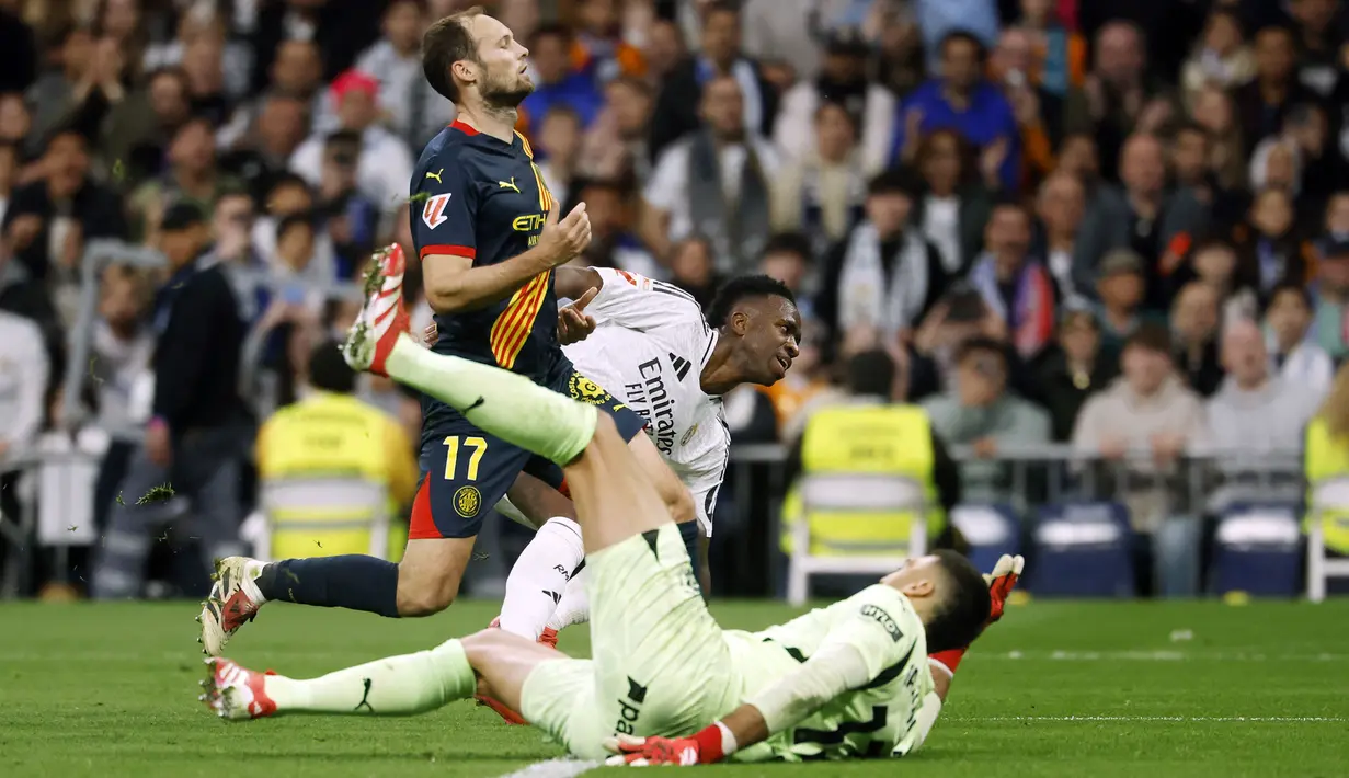 Pemain Real Madrid, Vinicius Junior mencetak gol ke gawang Girona dalam laga lanjutan Liga Spanyol 2024/2025 di Santiago Bernabeu Stadium, Madrid, Minggu (23/02/2025) waktu setempat. (AFP/Pierre-Philippe Marcou)