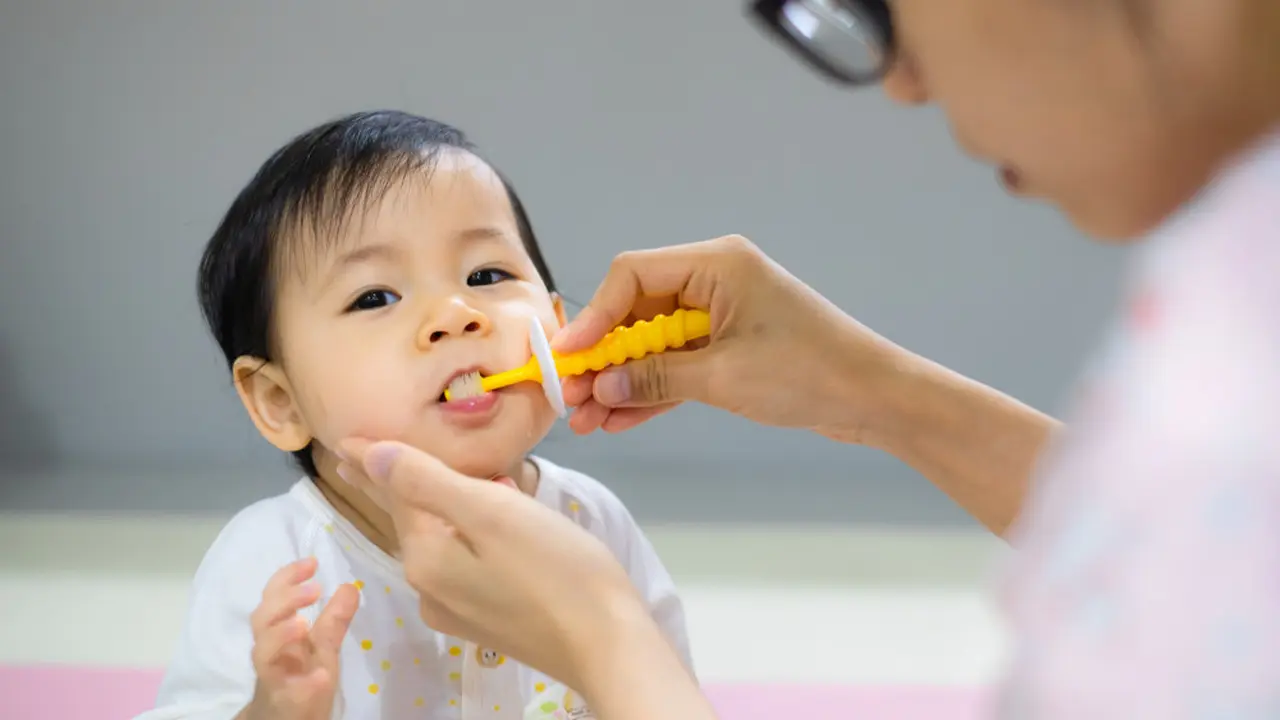 bayi gosok gigi
