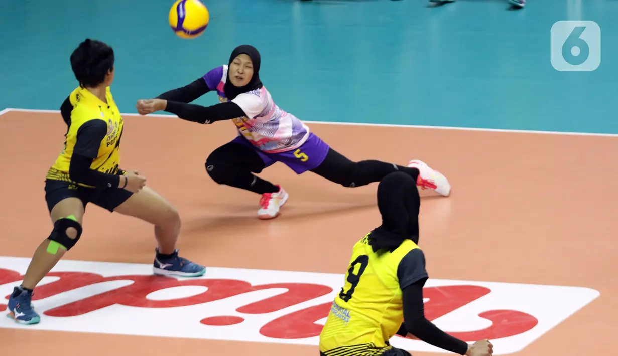 Pevoli putri Jakarta Mandiri Popsivo Polwan, Eris Septia Wulandari mengambil bola saat melawan Bandung BJB Tandamata di pertandingan PLN Mobile Proliga 2022, Padepokan Voli Jenderal Polisi Kunarto, Sentul, Bogor, Minggu (9/1/2022). Bandung BJB Tandamata unggul 3-2. (Liputan6.com/Helmi Fithriansyah)