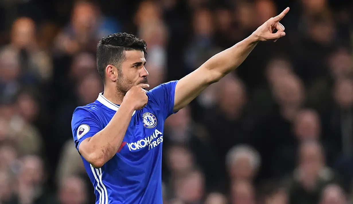 5. Diego Costa (Chelsea) - Lebih memilih berlibur di Brasil daripada ikut tur pramusim karena dirinya merasa disingkirkan oleh pelatih Antonio Conte melalui pesan singkat. (Photo by Justin TALLIS / AFP)