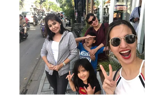 Talitha Elizabeth dan Nia Ramadhani kerap menghabiskan waktu dengan liburan bersama.