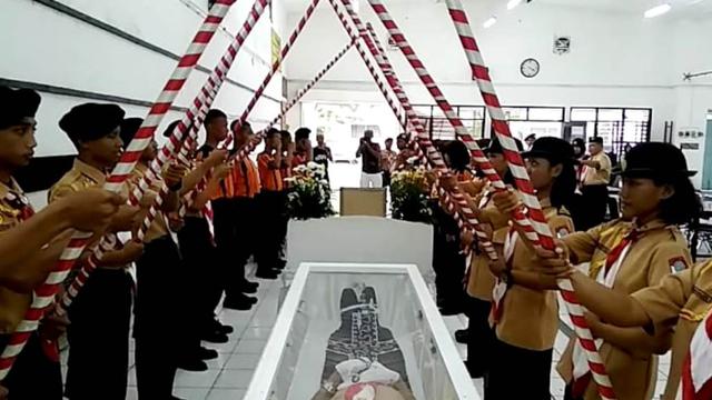 Jenazah Johanes Slamet Puspo Sumarmo berpakaian pramuka lengkap dan memperoleh penghormatan upacara adat pramuka. (Liputan6.com/Kwarcab Banyumas/Muhamad Ridlo)