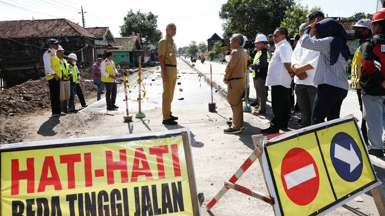 Gubernur Jawa Tengah Ganjar Pranowo saat memantau kondisi Jalan Daendels, Kebumen. (Istimewa)