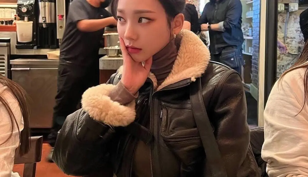 Kamu diajak night ride sama doi? Pakai outfit ini saja. Agar tidak kedinginan, kamu bisa memakai turtle neck yang dibalut dengan leather with fur jacket. Look ini bikin tubuh tetap hangat tapi tetap kece. [@aespa_official]