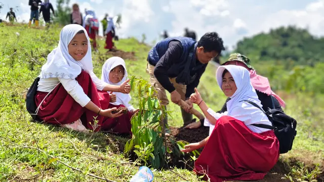 Jaga Ekosistem dan Lingkungan, Telkom Gencar Lakukan Penanaman Bibit Pohon di Berbagai Daerah