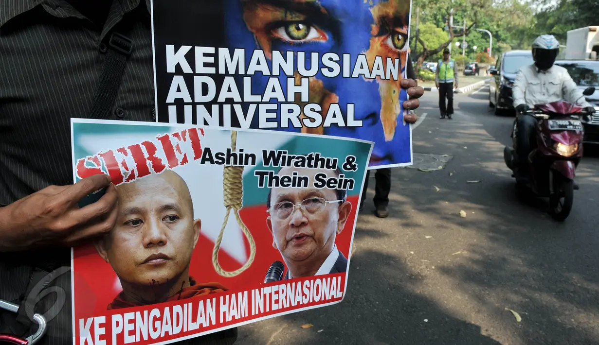 Massa menilai Biksu Ahsin Wirathu dan Presiden Myanmar, Thein Sein bertanggungjawab atas peristiwa genosida terhadap etnik Rohingya di Myanmar, Jakarta, Jumat (29/5/2015). (Liputan6.com/Johan Tallo) 